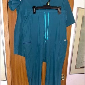 Figs scrubs Caribbean Blue FREEX. Med casma top. Med Yola skinny scrub pants